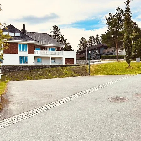 아파트 Fin Sokkelleilighet For Inntil 8 Under Ski-vm 2025 - Gratis Parkeringsplass 트론헤임